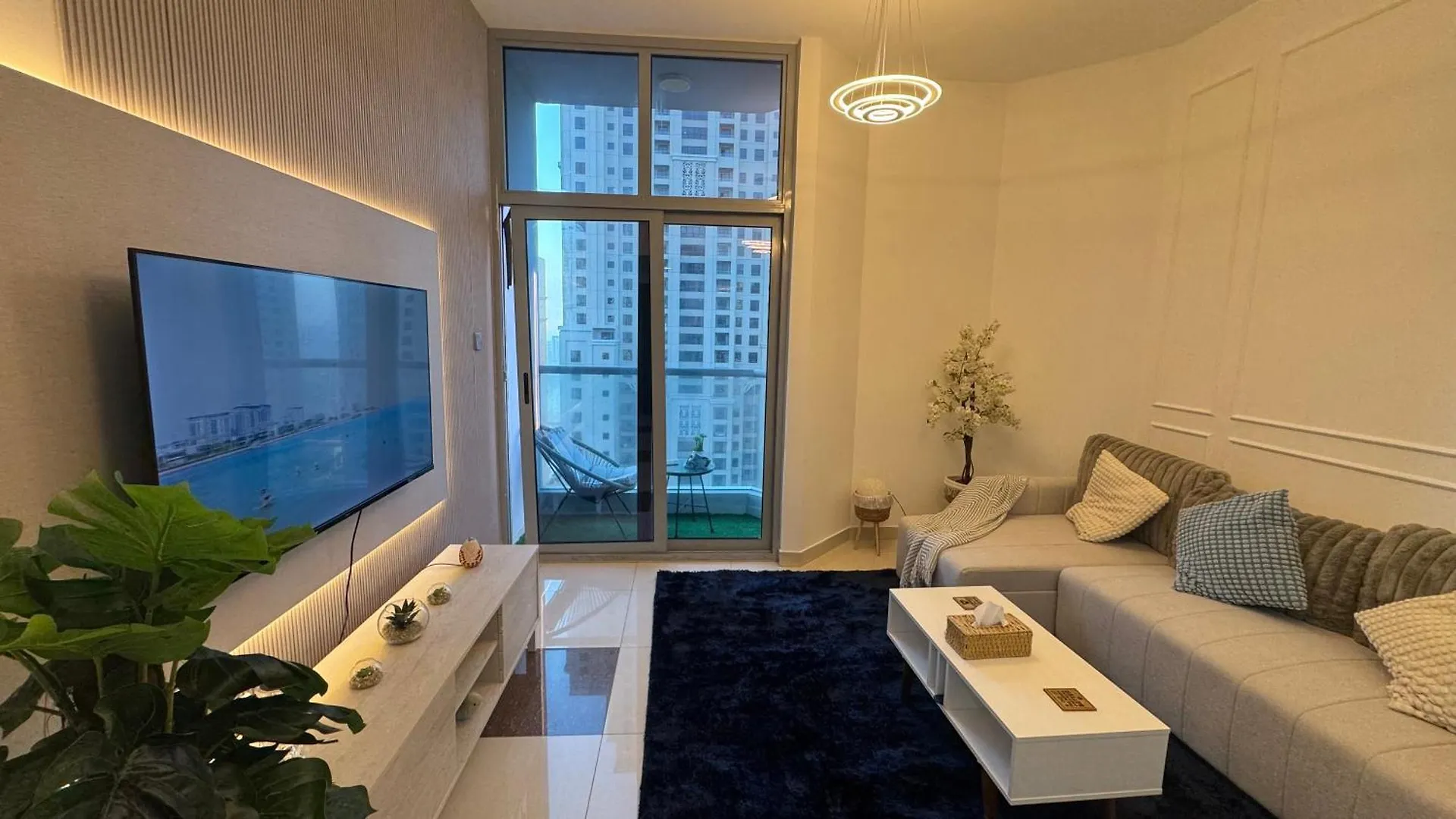 Modern Cozy Two Bedrooms In Very Attractive Location With Marina View Dubaj Apartament