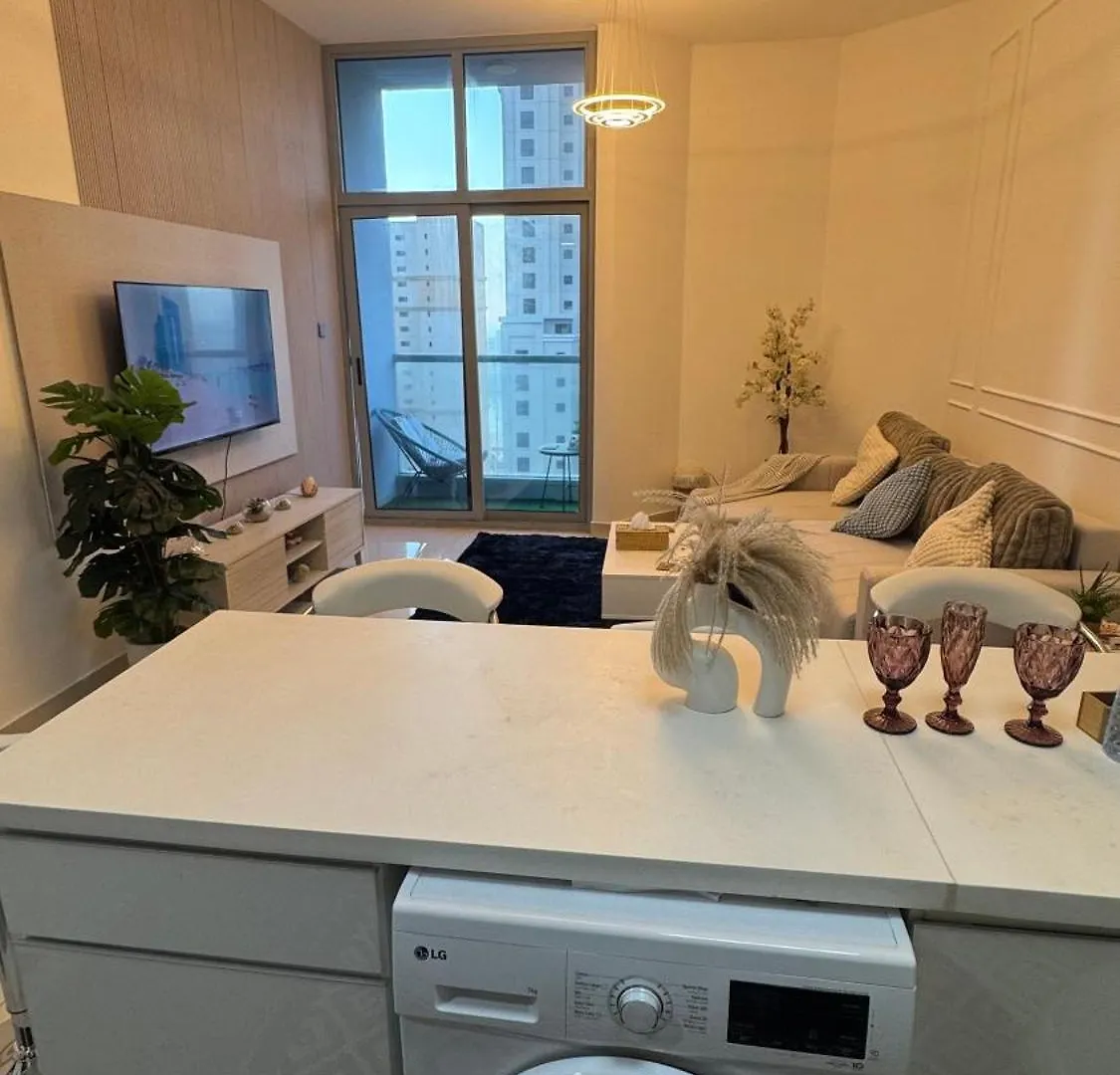 Apartament Modern Cozy Two Bedrooms In Very Attractive Location With Marina View Dubaj
