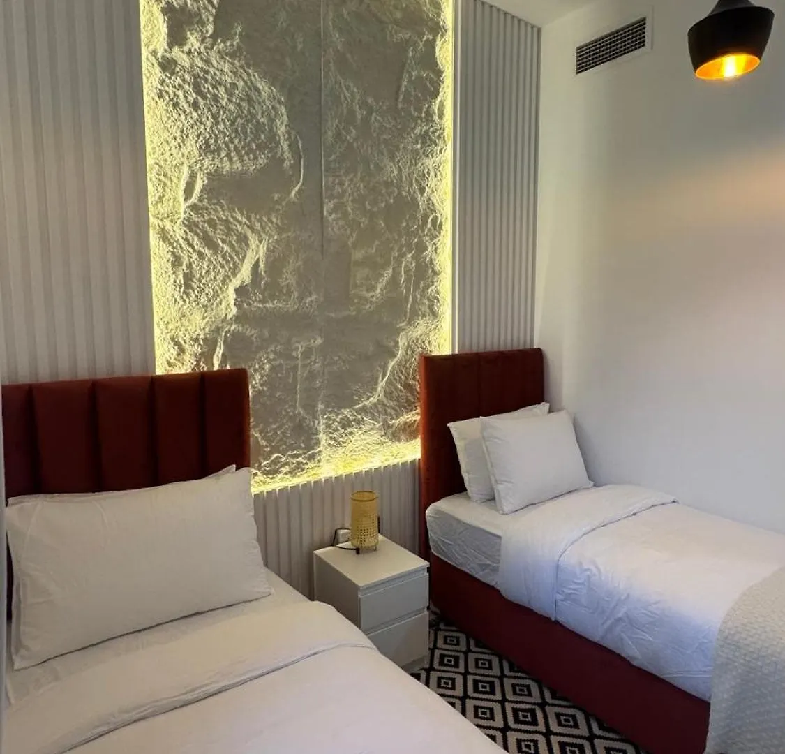 Modern Cozy Two Bedrooms In Very Attractive Location With Marina View Dubaj