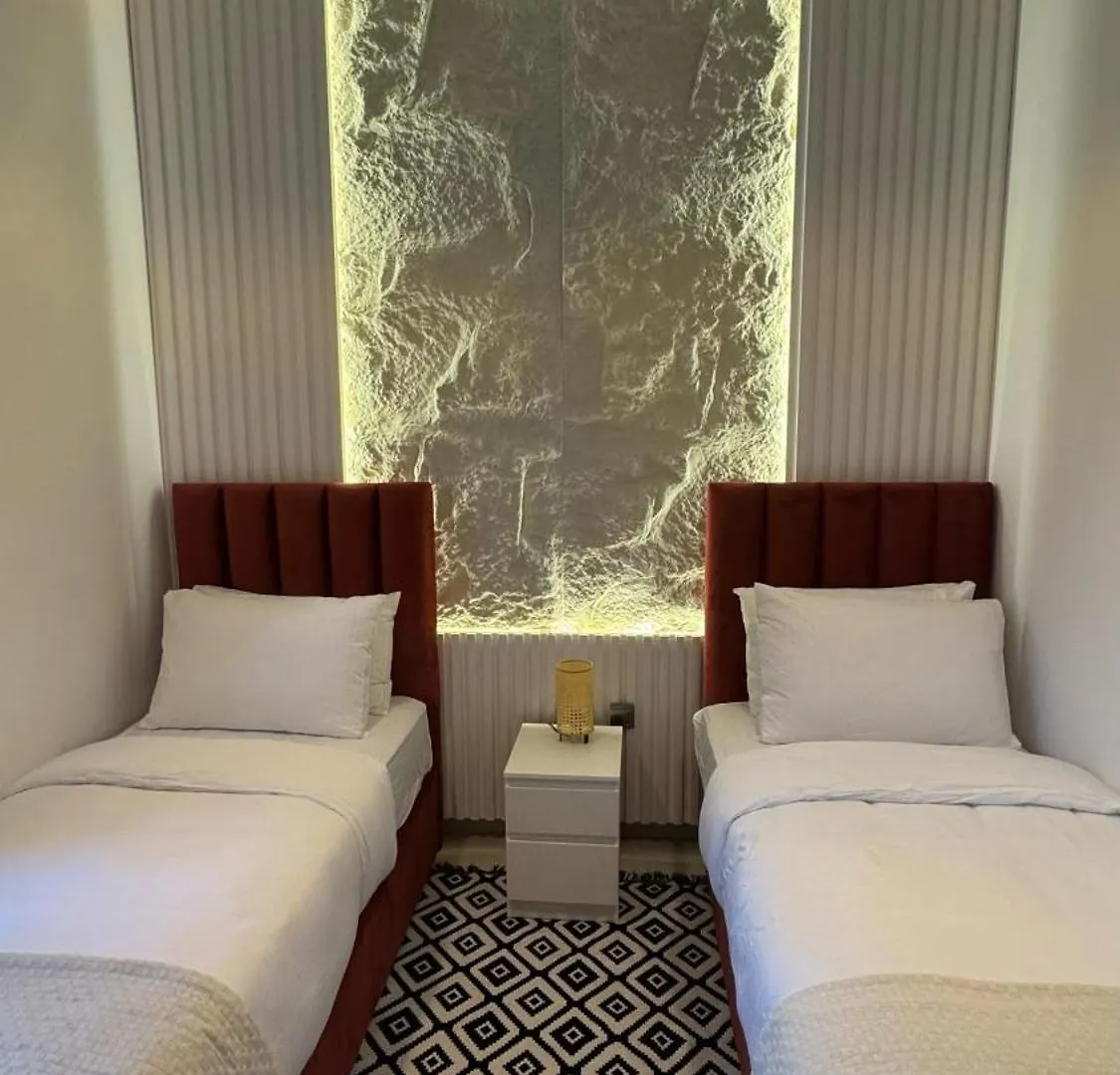 Modern Cozy Two Bedrooms In Very Attractive Location With Marina View Dubaj